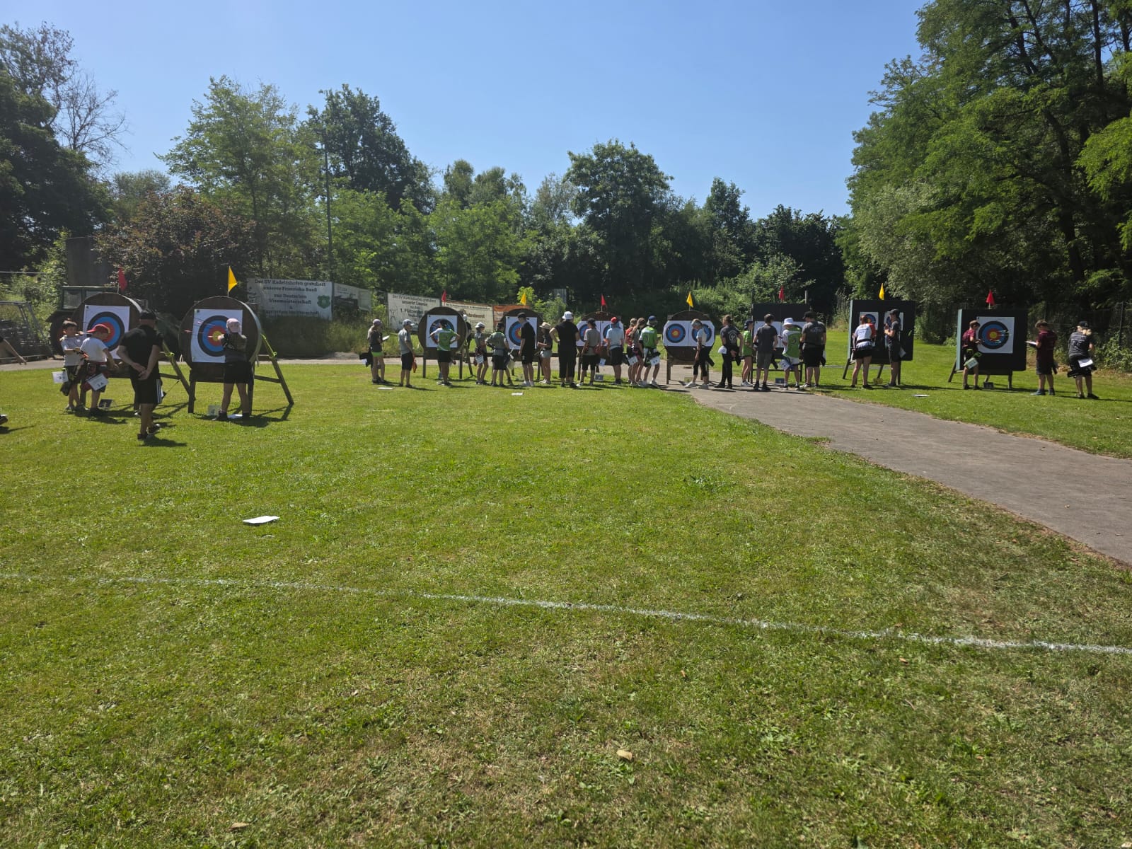 Menschengruppe vor WA-Scheiben, Wertungssituation